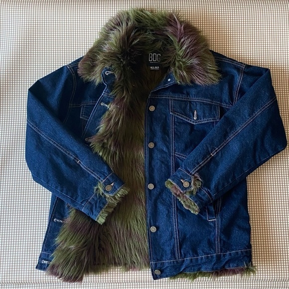 BDG Urban Outfitters Denim trucker w/ faux fur. Size
Medium/ Large - Picture 1 of 15